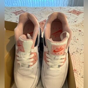 Nike Kids White and Coral Sneakers Size 6Y Or 8 Women’s